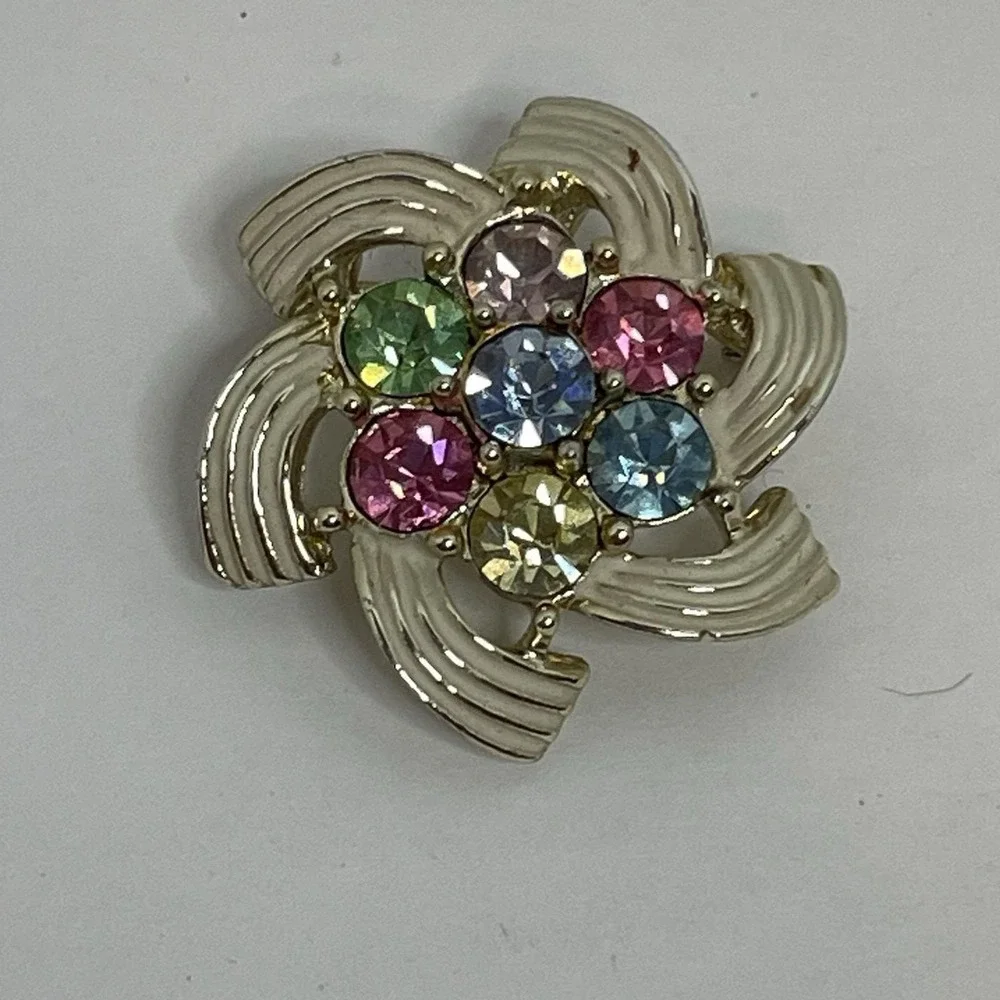 Sarah Coventry Silver Tone Multicolored Rhinestone Pin Brooch Or Pendant Vintage